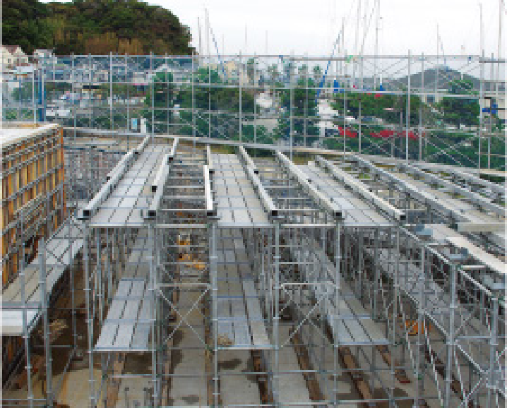 支保工：支保工も手すり先行工法で安全組立て